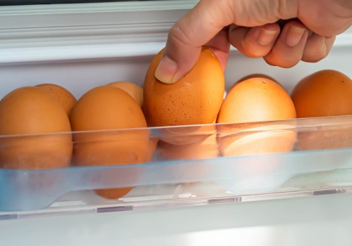 Kiedy myć jajka? Wiele osób robi to w złym momencie. Przez to szybko tracą świeżość