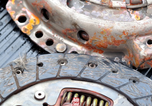 Te częste błędy niepostrzeżenie niszczą sprzęgło w twoim samochodzie