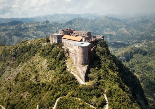 Po wybuchu paniki zginęło 30 osób w turystycznej atrakcji na Haiti. Ofiar może przybywać