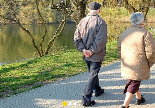 Dlaczego seniorom jest zawsze zimno? Odpowiedź może zaskoczyć