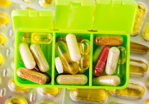 Piorunująco wykańcza nerki. Witamina, której nie wolno przedawkować