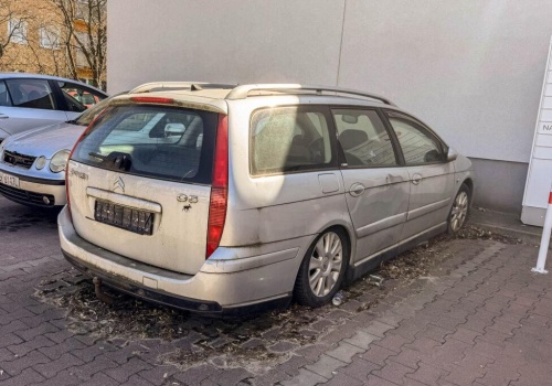 Opuszczone, porzucone, bez tablic rejestracyjnych. Czy można coś z tym zrobić?