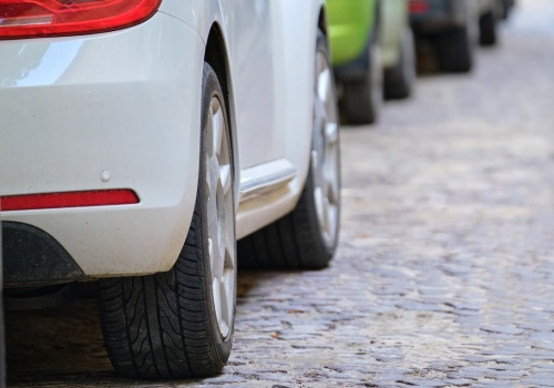 Jeździsz tak latem? To błąd. Droga hamowania rośnie i ryzykujesz kosztowną stłuczkę