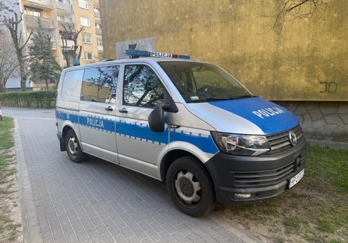 Wolsztyn: Dramat seniorki i skandal pod blokiem! Gdy ratowali życie – ktoś zniszczył radiowóz