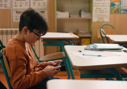 MEN chce zakazu korzystania z telefonów w szkołach. Będzie dotyczył też przedszkoli?