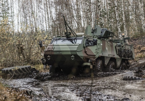 Sojusznik Polski kupił 250 transporterów. Teraz podpisał ważną umowę