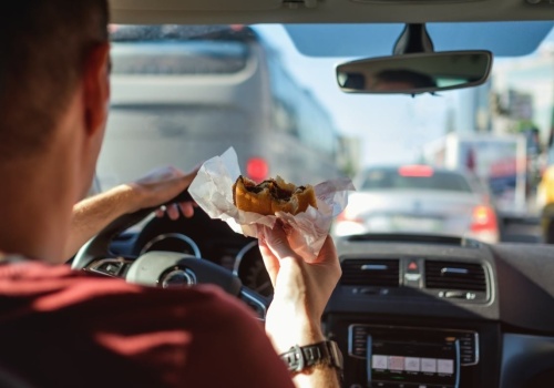 Kanapka za kierownicą? W skrajnym przypadku może kosztować nawet 3000 zł