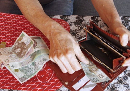 Te pieniądze należą się bliskim po zmarłym. Czasem wystarczy chwila, by załatwić formalności