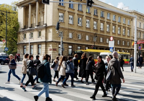 Wynagrodzenia hamują, ale firmy nie rezygnują z podwyżek. Nowe dane