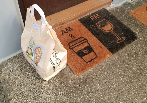 Dopisek na torbie z zakupami wprawił go w osłupienie. 