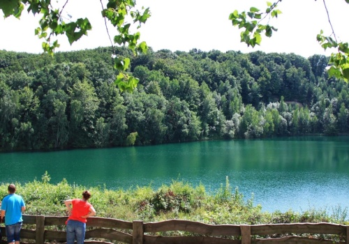 To jedno z najpiękniejszych jezior w Polsce. Wiosną trudno oderwać wzrok