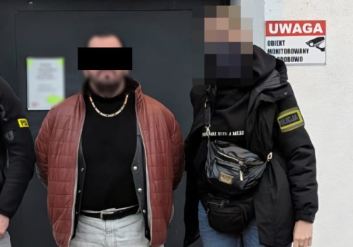 Puławy: 61-latek poszukiwany za handel bronią i narkotykami zatrzymany przez „Łowców Głów” KWP Lublin