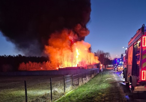 Duży pożar zabudowań w Czersku. Akcja trwała całą noc