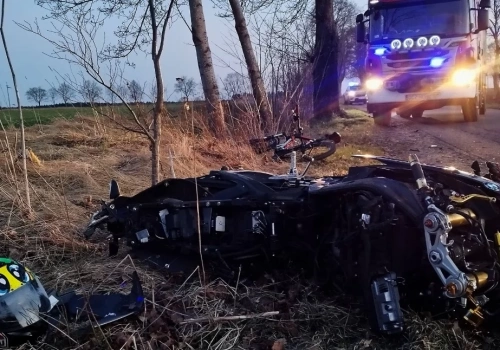 Motocyklista zjechał na pobocze i uderzył w toyotę. Trafił do szpitala