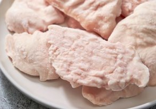 Ile można trzymać filet z kurczaka w zamrażarce? O błąd naprawdę nietrudno