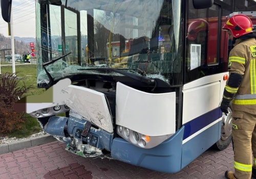 Volkswagen zderzył się z autobusem w Wiśle