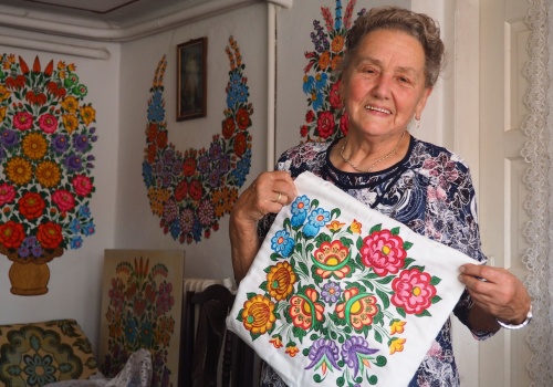 Z malowanej wsi do Tarnowa. Bernadetta Słota opowie o swojej przygodzie z pędzlem i kwietnymi wzorami