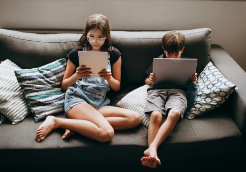 Hejt, przemoc i AI: czy młodzież rozumie internet?