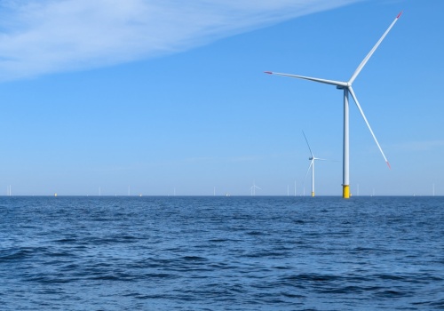 Kryzys paliwowy weryfikuje energetyczne plany i pomaga OZE