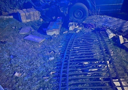 22-latek wjechał w ogrodzenie, zostawił pasażera i uciekł pieszo. Został zatrzymany w miejscu zamieszkania – miał ponad 2 promile alkoholu