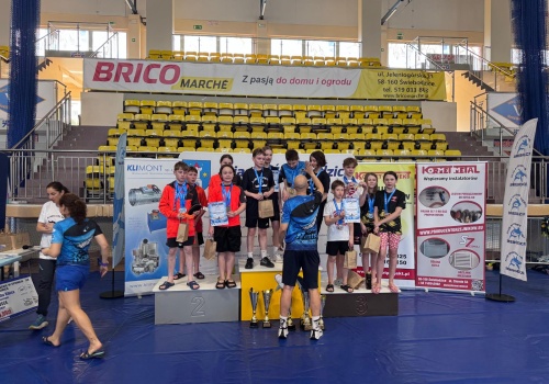 Pływackie święto w Świebodzicach. 60 medali Rekinów i trumf w drużynówce