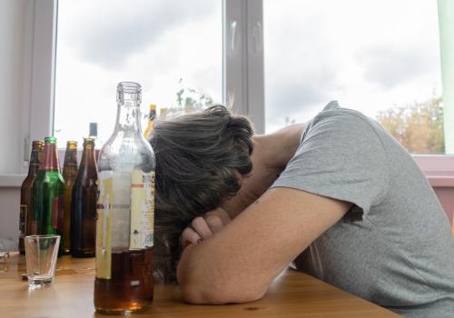 Rano smażą naleśniki i odwożą dzieci do szkoły. Potem sięgają po małpkę