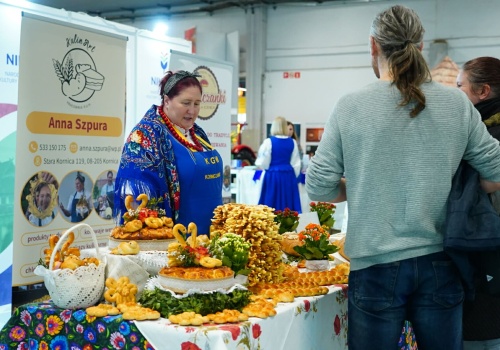 Radość tradycji widać tu na każdym kroku – w kolorach, smakach i rozmowach