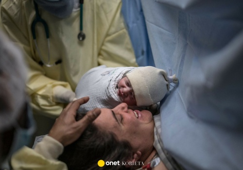 Poród pośród alarmów bombowych. Tak na świat przyszła córka Sarah