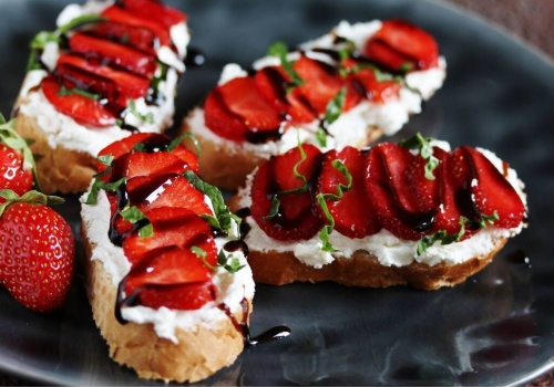 Truskawki w wytrawnej wersji? Te z grzankami smakują wybornie!