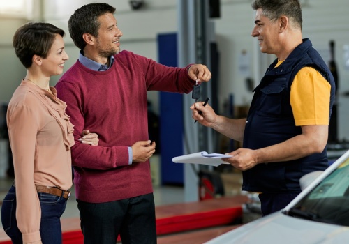 Smartfon zamiast rozmowy? Zrozum potrzeby różnych pokoleń klientów warsztatu