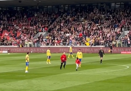 Dziecko na murawie przy Kałuży. „Zostaw kibica”