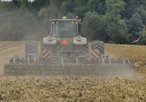 Nastolatek potrącony przez traktor w czasie prac polowych. Chłopiec w szpitalu
