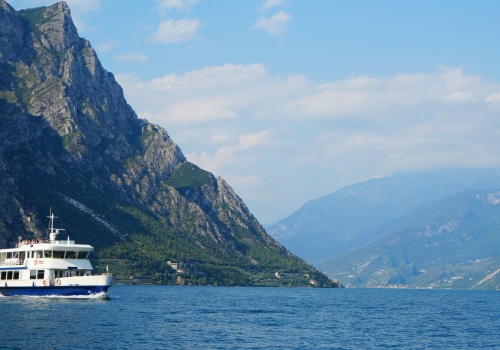 Wzrost cen nad popularnym jeziorem we Włoszech. Turyści niepocieszeni. 