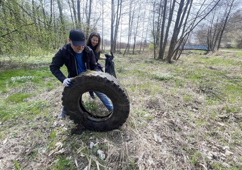 Ludzie wyrzucają tu „małpki”, a nawet stare opony