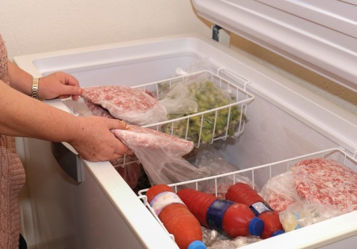 Wędliny, sery, warzywa. Jakie produkty nie nadają się do zamrażania? Poradnik na przyszłość