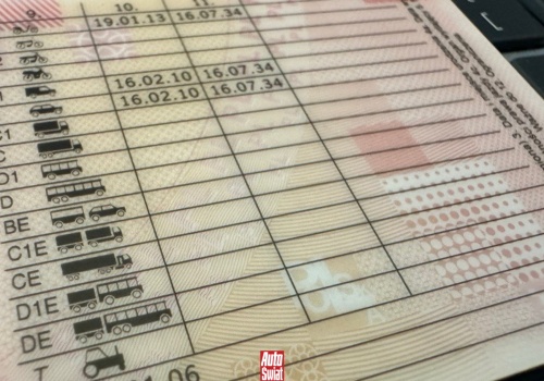 Sprawdź, czy nie musisz wymienić prawa jazdy. W końcu musi to zrobić każdy, ale bez paniki