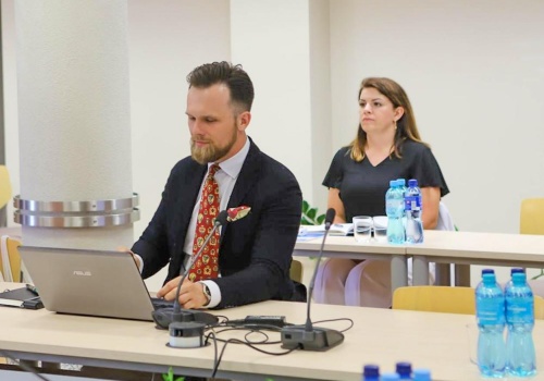 Radny pyta o publiczne pieniądze, dyrektor wylicza. Ile kosztował spór z byłym szefem chirurgii?