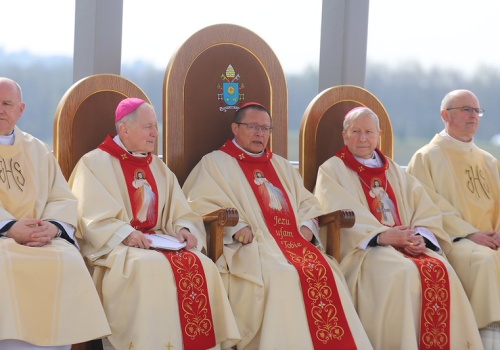 Kard. Grzegorz Ryś w Łagiewnikach: „Nie wystarczy dać człowiekowi chleb, koszulę czy miejsce do spania” (Galeria)