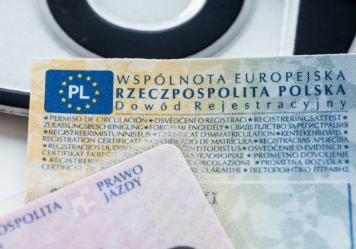 Tyle kosztuje przerejestrowanie auta, kwoty mogą się od siebie różnić. Zapominalscy zapłacą karę