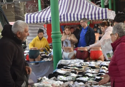 Koniec targowiska na Dworcu Świebodzkim coraz bliżej. Na nowe miejsce handlowcy mówią: NIE!