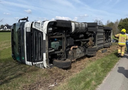Wypadek pojazdu ciężarowego w Nowej Wróblinie. Jedna osoba poszkodowana