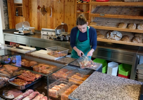 Zamiast sprzedaży świń i bydła – chleb i boczek. Tak zarabia to gospodarstwo