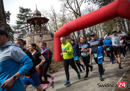 Biegacze opanowali Park Młodzieżowy. Wiosenna inauguracja Świdnickich Biegów Parkowych