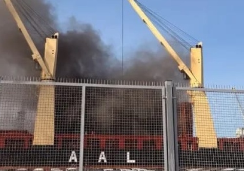 Pożar statku w gdańskim porcie. Załoga próbowała sama ugasić ogień