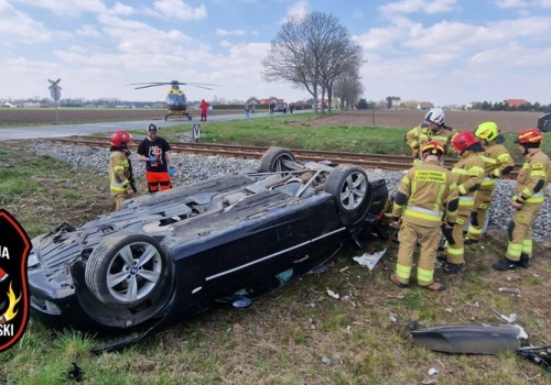 Chrzanów. Pijany kierowca wjechał w pociąg pasażerski, wiózł ze sobą syna