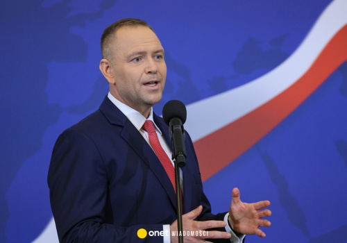 Człowiek prezydenta drwi z premiera. Tak go opisał. 