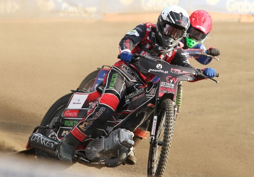 Żużel. Groźny upadek w Krośnie. Najpierw niezdolny do jazdy, potem wrócił na tor!