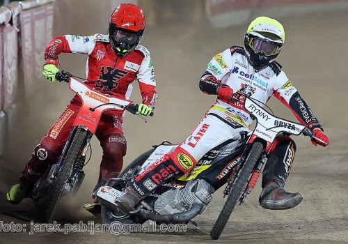 Żużel. Żółta kartka w Krośnie! Junior Ostrovii ostro potraktowany, motor za bandą!