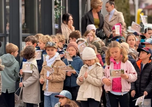 90 lat SP1 w Imielinie plenerowa wystawa zdjęć przyciągnęła mieszkańców i absolwentów