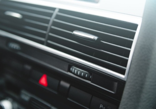 Ten zapach z kratek wentylacyjnych to alarm. Może oznaczać problem w układzie auta